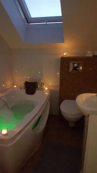 Дома для отпуска Spa Apartamenty Lidzbark Лидзбарк Deluxe Double Room with Spa Bath - Attic-13